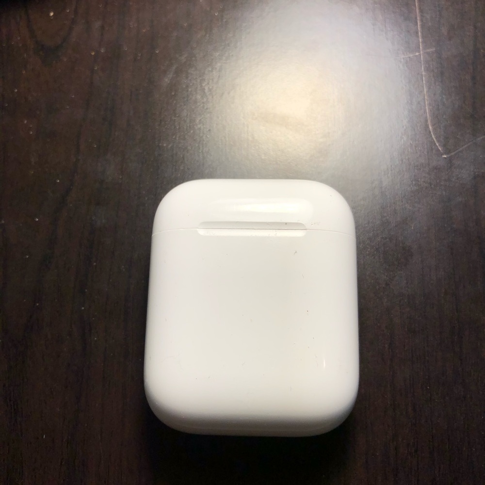 Apple AirPods with wireless charging case